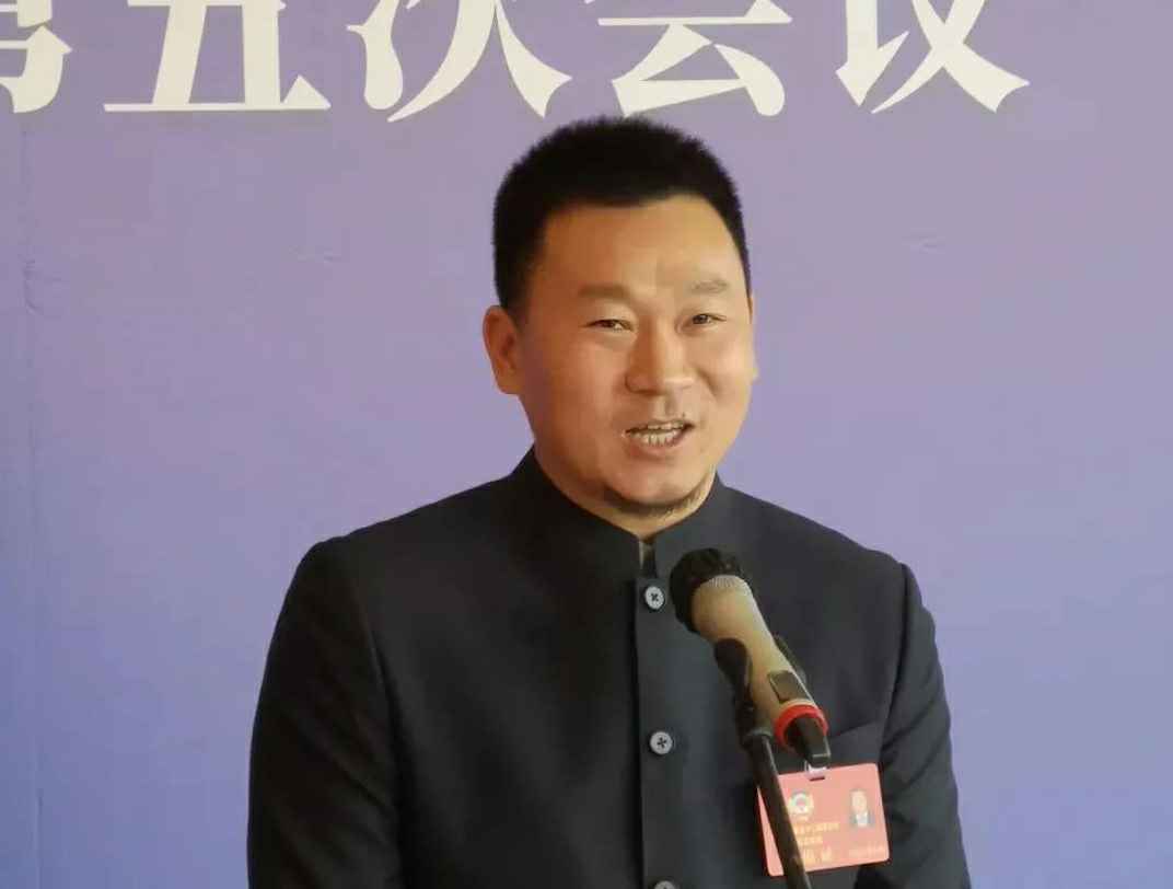 为进一步展示市政协团结、民主、开放、自信的形象，向市民和网友展示政协委员的履职风采，中山市政协十二届五次会议在2月4日上午开幕前开设“委员通道”，市政协委员、海口志航仓储管理有限公司公司总经理陈朝阳走进“委员通道”，回应社会关切的问题。他就如何做好城市应急管理规划的问题进行发言，并回答记者提问。.jpg